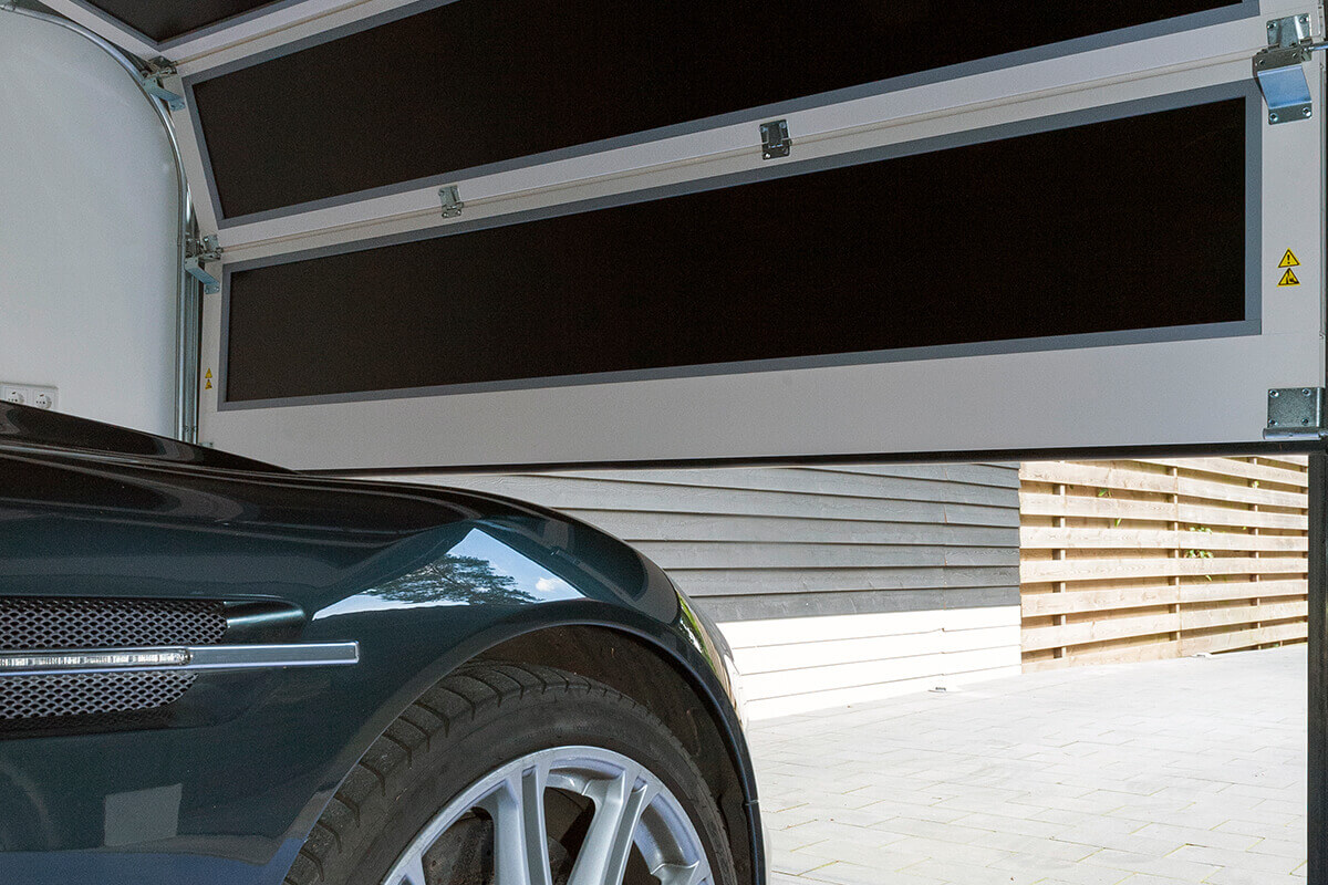 Garagedeur met auto