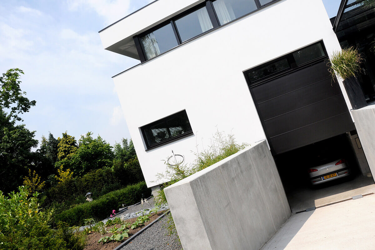 Garagedeur met auto