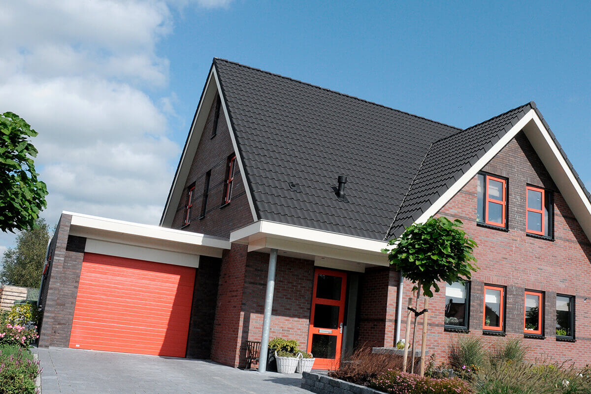Garagedeur oranje (zelfde kleuren als kozijnen en voordeur)