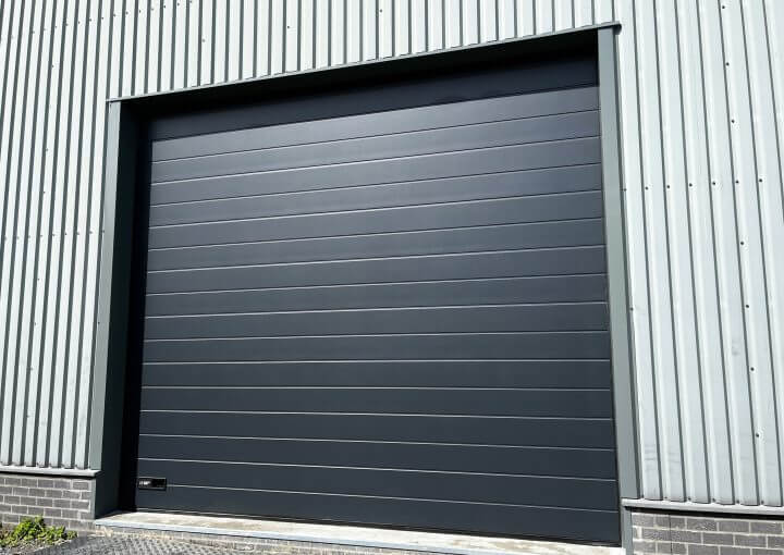 Garagedeur met hoog railsysteem