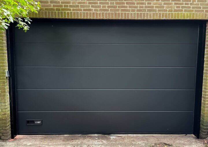 Garagedeur Design Nature met daklijnnvolgend railsysteem
