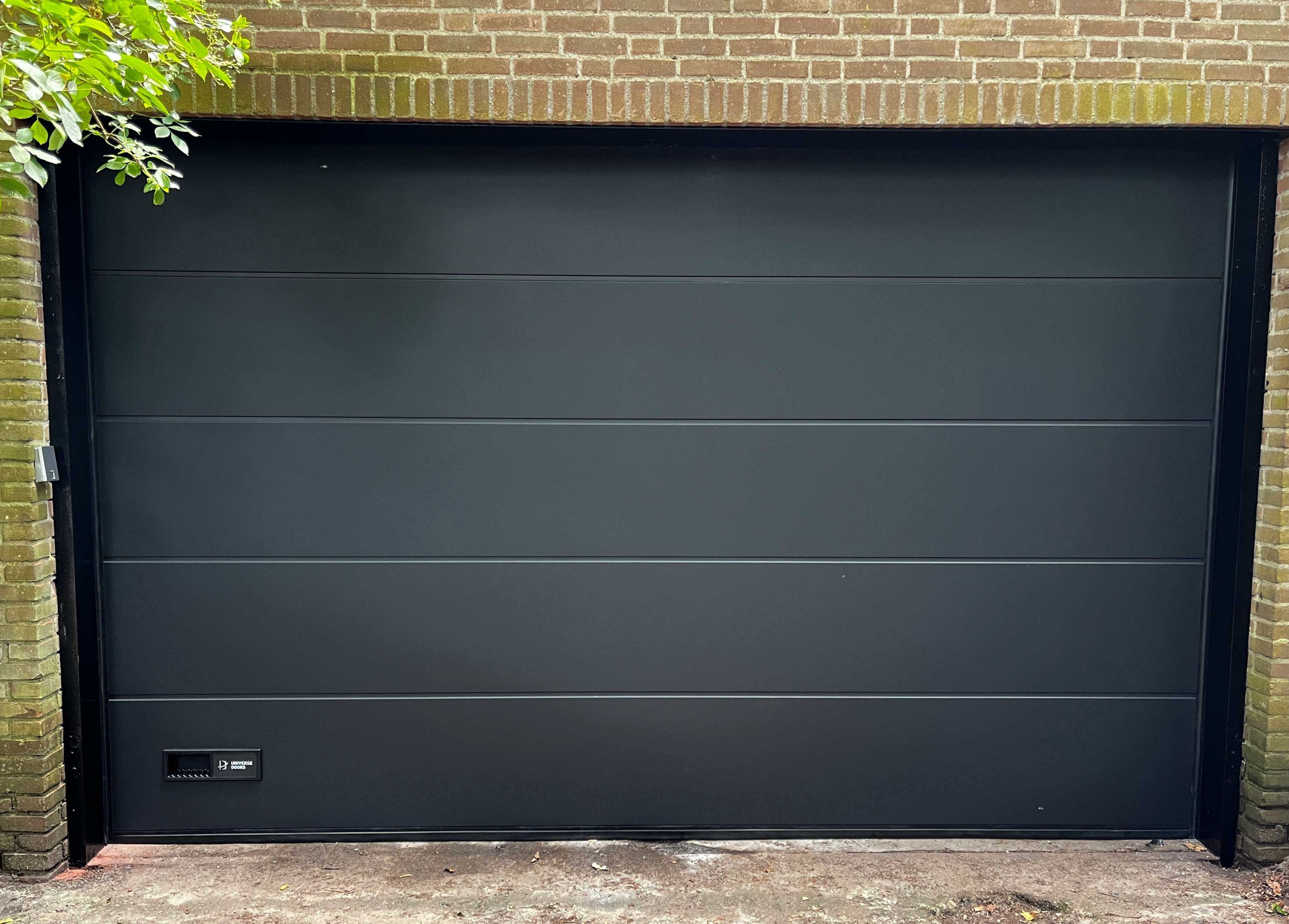 Garagedeur Design Nature met daklijnnvolgend railsysteem
