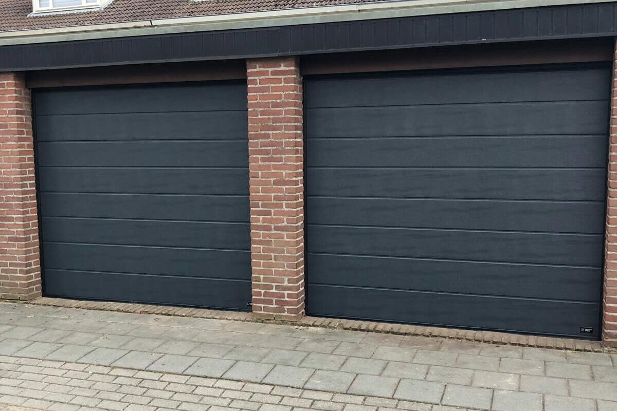 Dubbele special-made sectionaaldeur met wood-structure